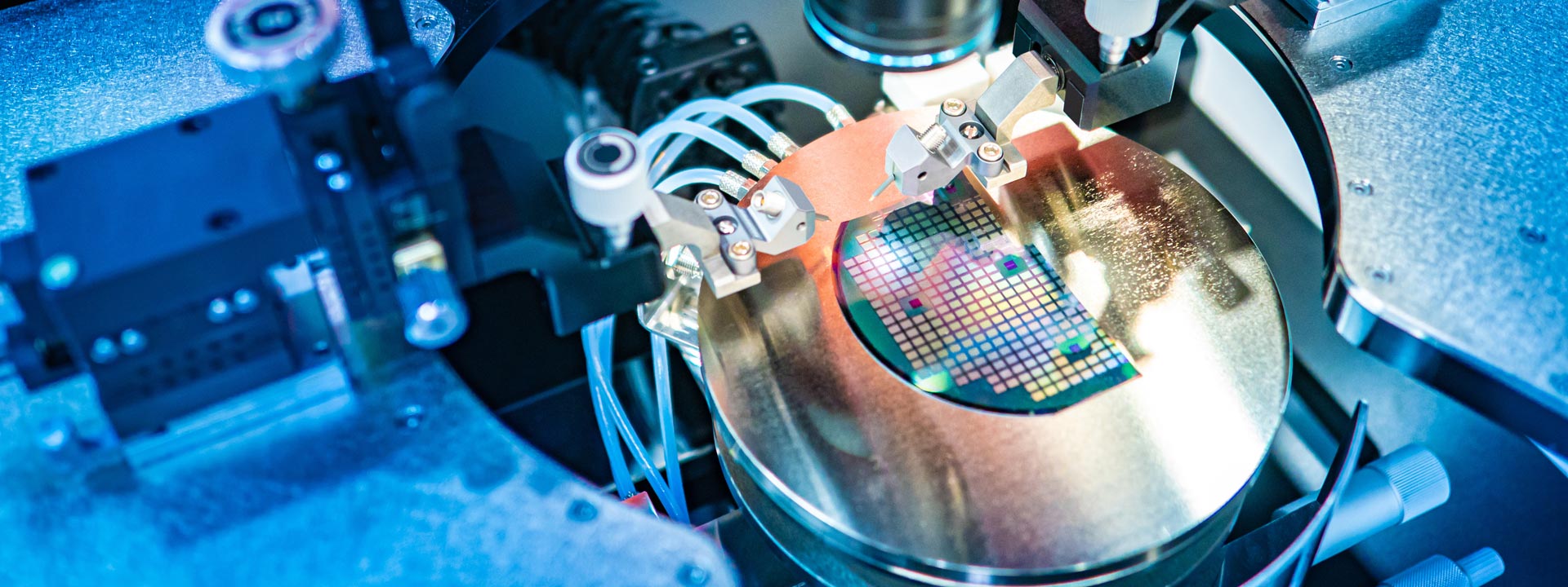 SOLIMIDE-Schaumstoff-für-Halbleiterausrüstung-Hero-1920x720-1® Eine Kühlmittelverteilungseinheit im Rack